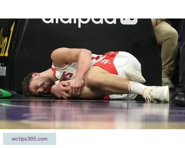 申京疑似腰部受伤多次捂腰返回更衣室比赛情况引关注